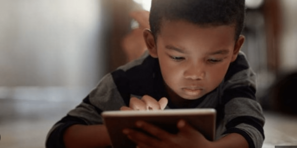 Retard de langage chez l'enfant lié à l'exposition précoce aux écrans - Mousso