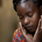 Veuves et jeunes : quand le poids du soupçon percute leur quotidien - Mousso