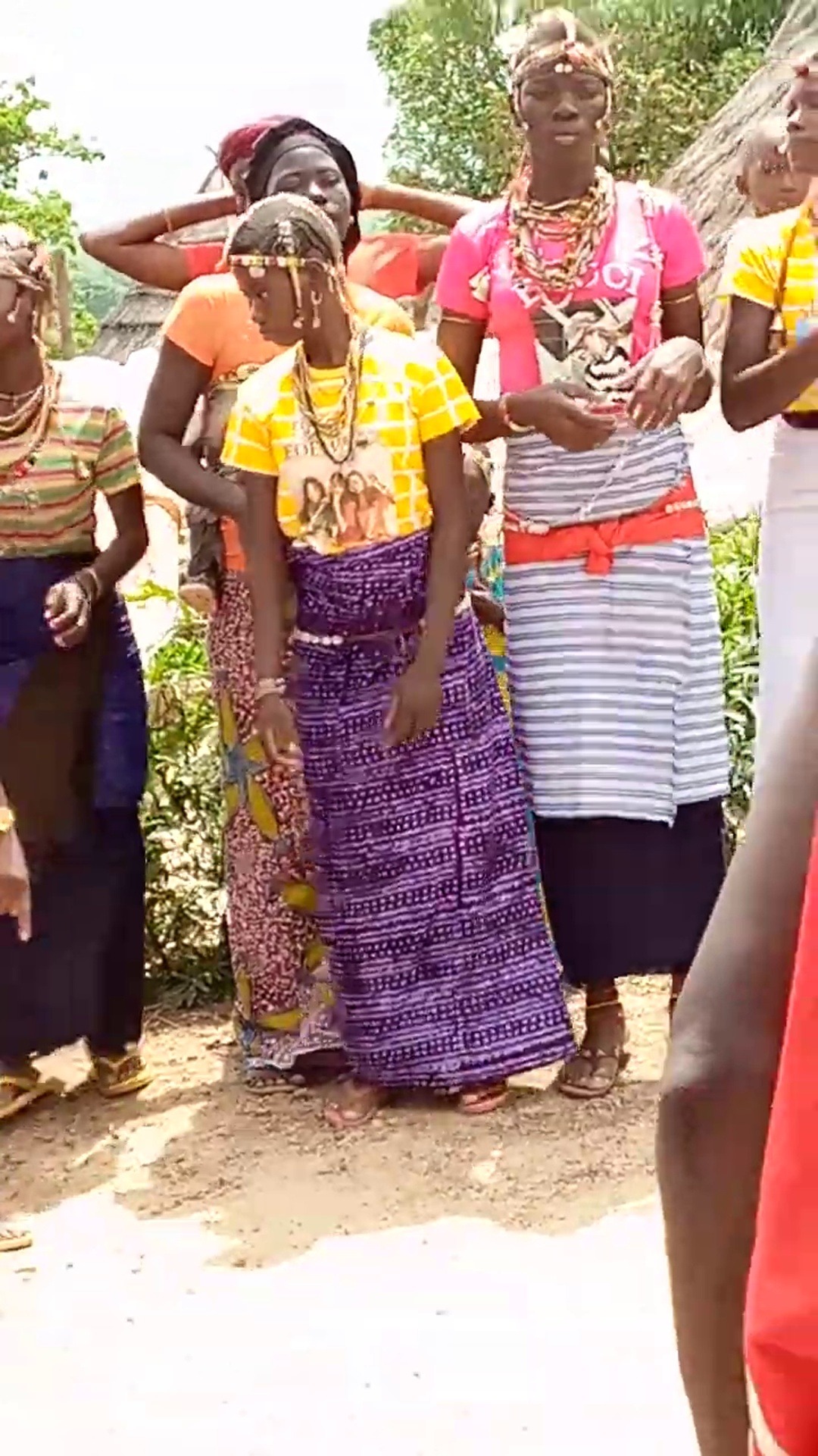 En pays bedik : les jeunes filles non mariées et sans enfant dansent le « Yambe »  - Mousso