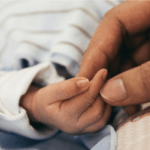 Une femme de 54 ans met au monde un enfant issu d’un embryon congelé depuis 22 ans - Mousso